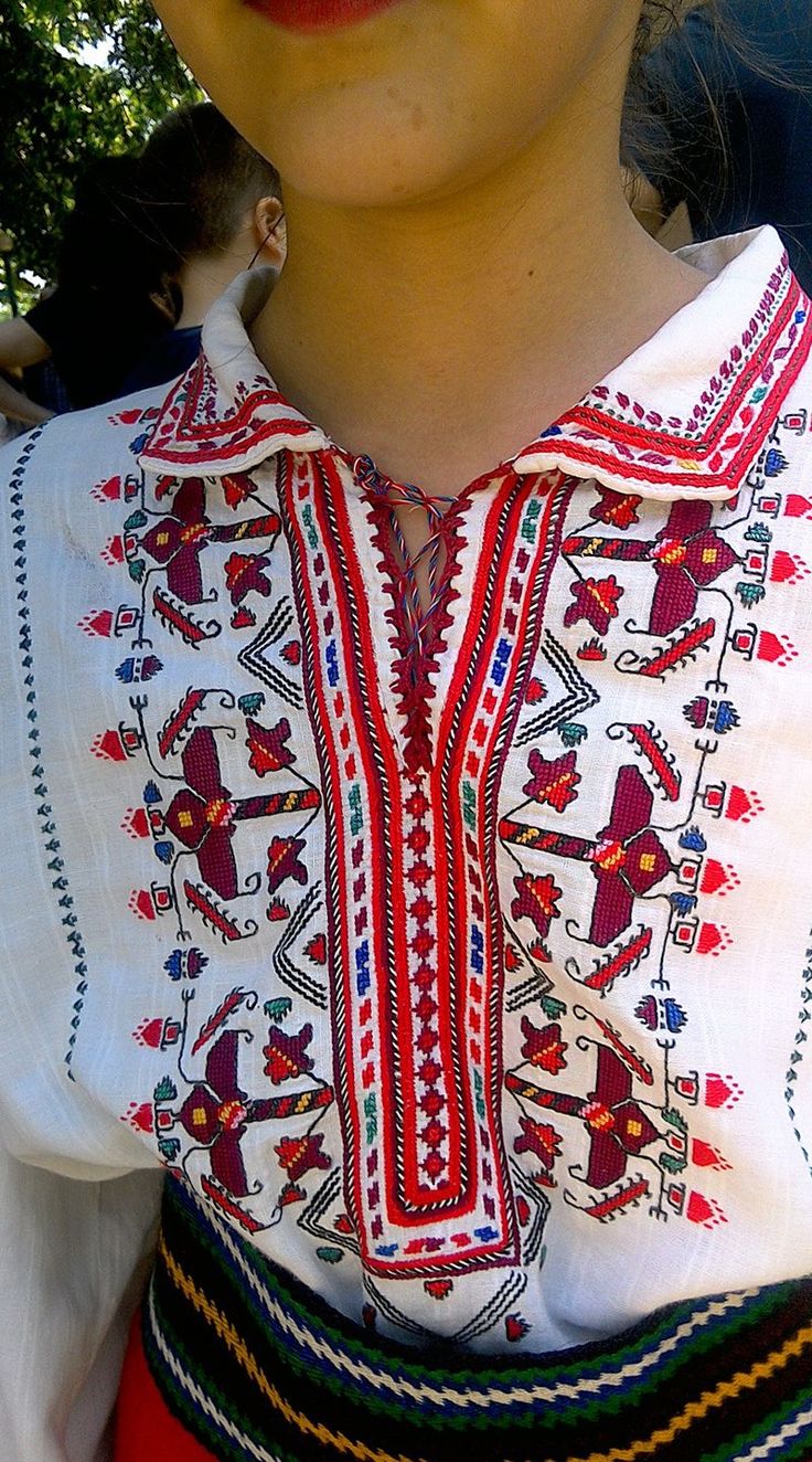 Болгарская женская вышиванка