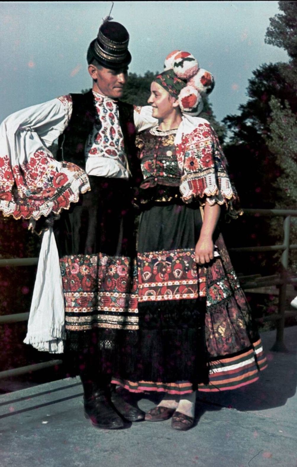 Угорська чоловіча і жіноча вишиванка