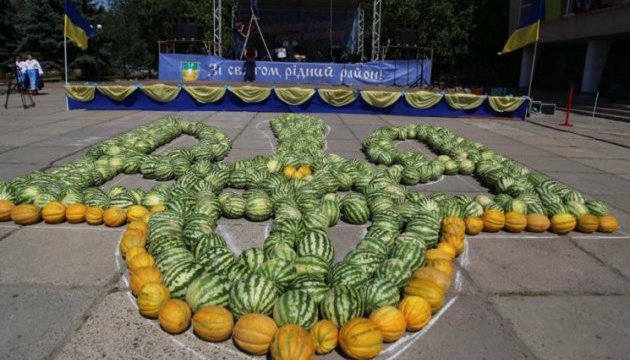 Герб Украины из арбузов