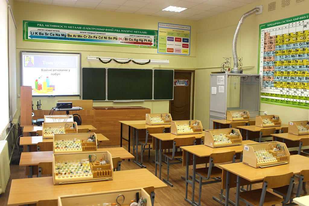 Вытяжной шкаф в кабинете химии